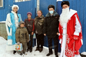 Полицейский Дед Мороз поздравил юных жителей Грачевского района