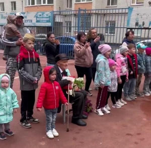 Музыканты Ставрополя поздравили ветеранов с Днём Победы в их дворах