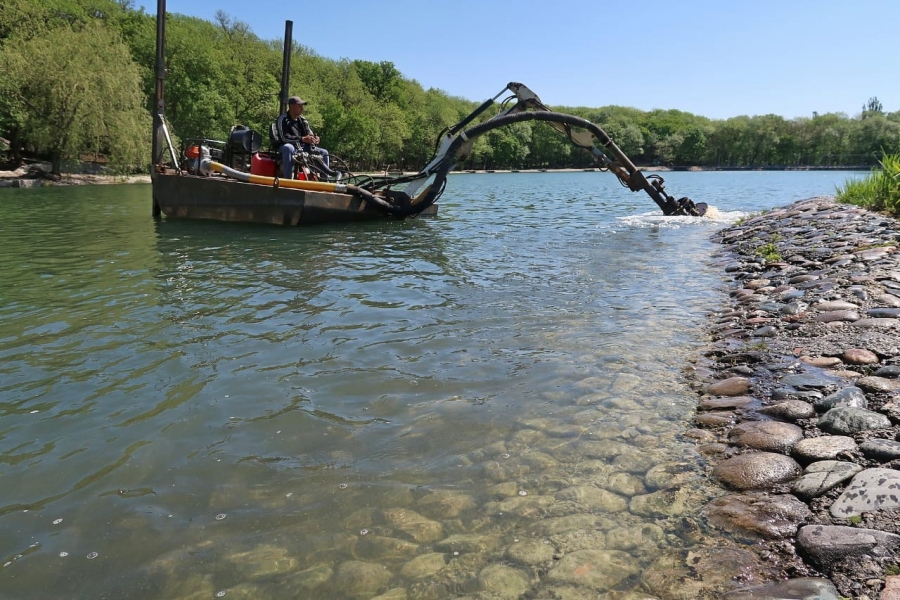 Курортное озеро в Железноводске очищают от тины и мусора