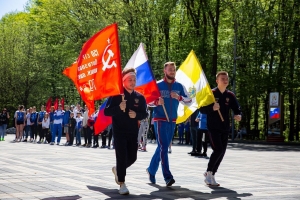 Марафонцы и велосипедисты пронесли по Ставрополю Знамя Победы