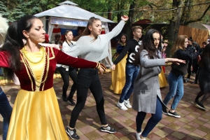 Весело и вкусно отметили День города Ставрополя на национальных подворьях