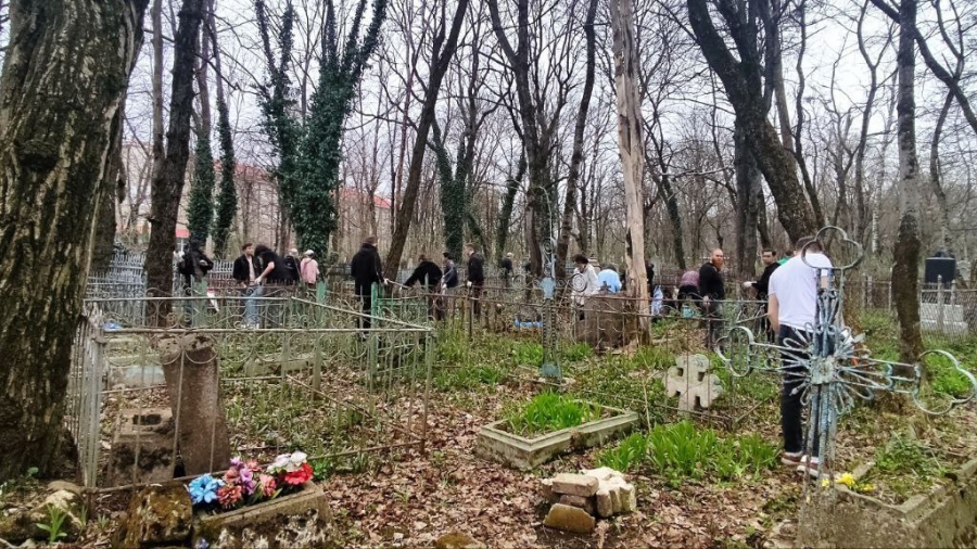 Экоактивисты навели порядок на Даниловском кладбище Ставрополя