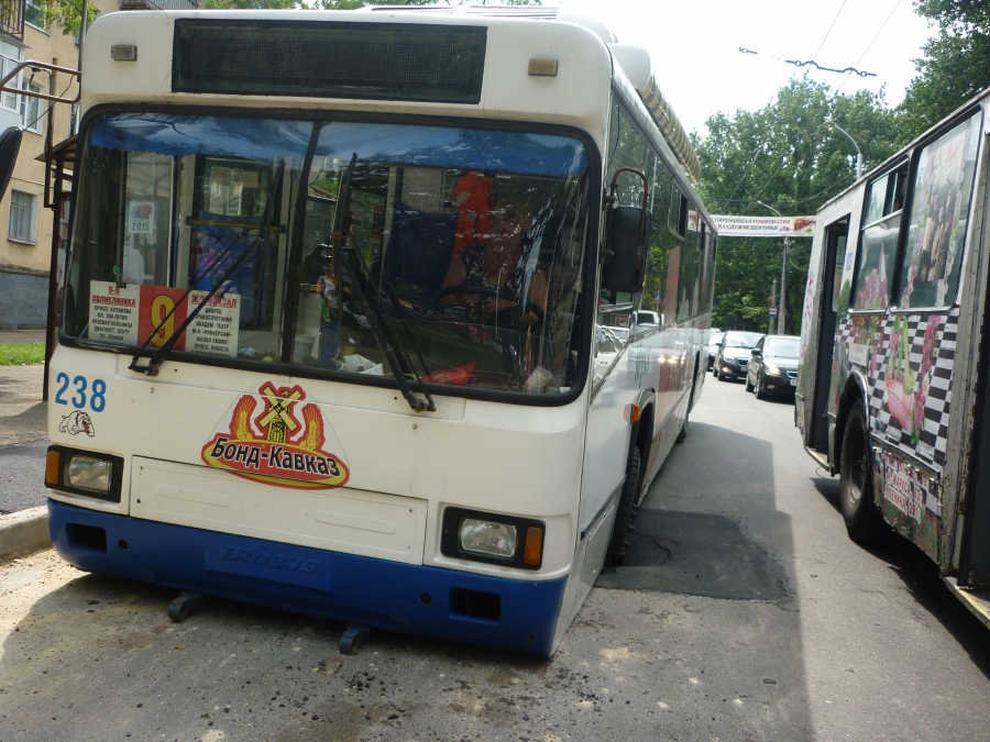 В Ставрополе в асфальт провалился троллейбус: фото очевидца