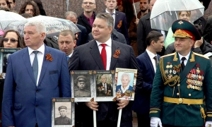 Губернатор Владимиров принес в колонну Бессмертного полка портрет деда