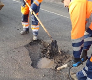 Тёплая погода позволила дорожникам начать ямочный ремонт в Ставрополе