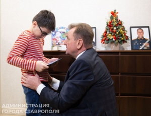 Мэр Иван Ульянченко исполнил новогодние желания юных жителей Ставрополя