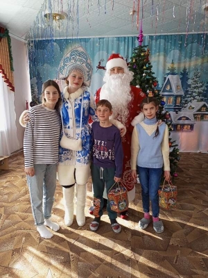 Пятигорский ТЮЗ начал новый год с визита в детский дом села Розовка